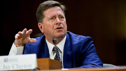 Donald Trump designó a Jay Clayton para dirigir una fuerza federal que coordinará acciones sobre inteligencia artificial y sus posibles riesgos.