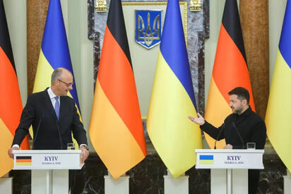 ALEMANIA El anuncio alemán ocurrió durante la visita de Friedrich Merz a Kiev, en medio de nuevas alertas y explosiones en la capital ucraniana. El canciller alemán,