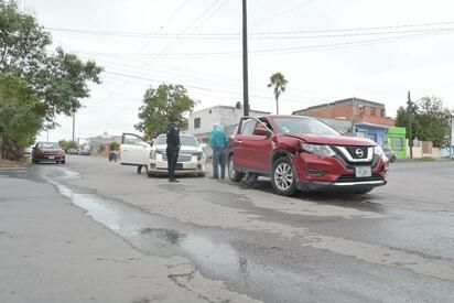 Chocan dos vehículos en calles de la colonia Guadalupe Borja