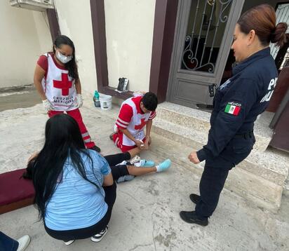 Una mujer de 32 años resultó lesionada tras caer mientras bajaba las escaleras de una iglesia en Múzquiz; paramédicos acudieron para atenderla.  Múzquiz,