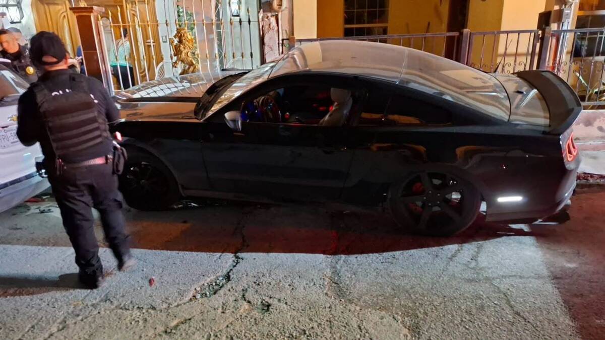 Mustang termina contra barda y vehículo en Nueva Rosita