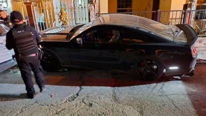 Mustang termina contra barda y vehículo en Nueva Rosita