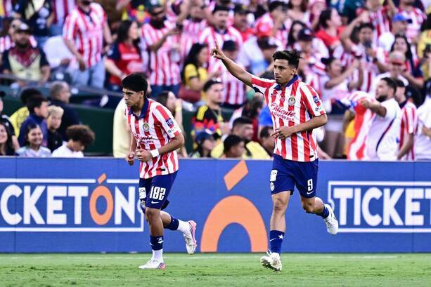 Chivas vence 2-0 al América en el Clásico Nacional en Estados Unidos