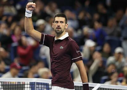 Djokovic llega a la final de Beijing tras descalificación de Medvedev