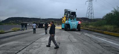 El montacargas salió por Puerta 4.  AHMSA confirmó el retiro del montacargas propiedad de Bravo Montacargas, realizado durante la madrugada de este lunes