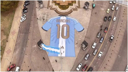 Instalan camiseta gigante para despedir a Messi en Rosario