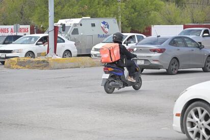 Conductores y repartidores reportan mayor demanda, aunque también aumentan costos y riesgos durante los recorridos.  MONCLOVA, COAH.- Las lluvias registradas