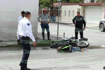 Motociclista ignora alto y deja a acompañante delicado tras choque en la Obrera Sur