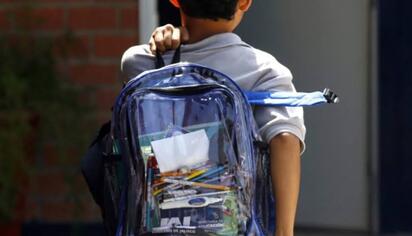Escuelas refuerzan seguridad, pero mochilas transparentes no son obligatorias
