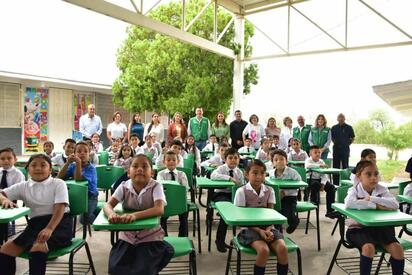 Ulises Cárdenas entrega mobiliario para fortalecer escuela de Nueva Rosita