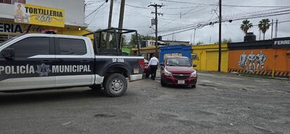 Mujer da reversa y choca contra camioneta en la Héroes del 47