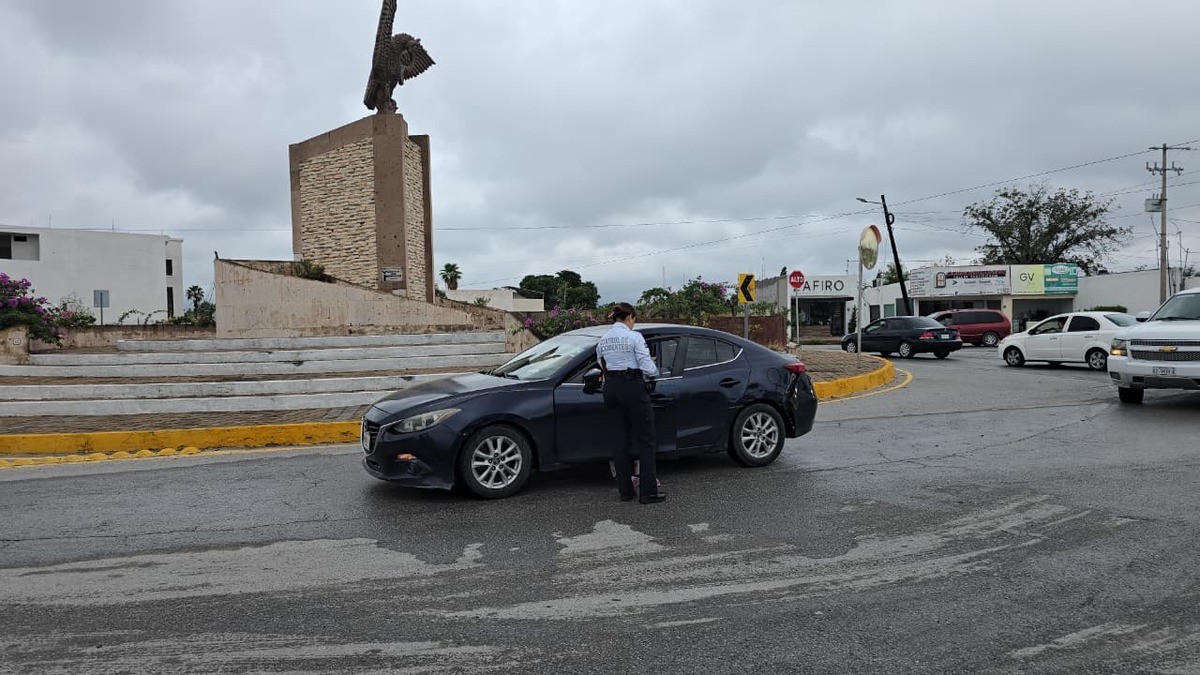 Cruza sin precaución y provoca choque en la rotonda de Los Héroes