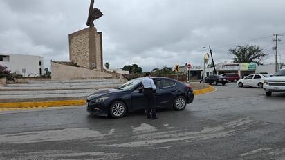 Cruza sin precaución y provoca choque en la rotonda de Los Héroes
