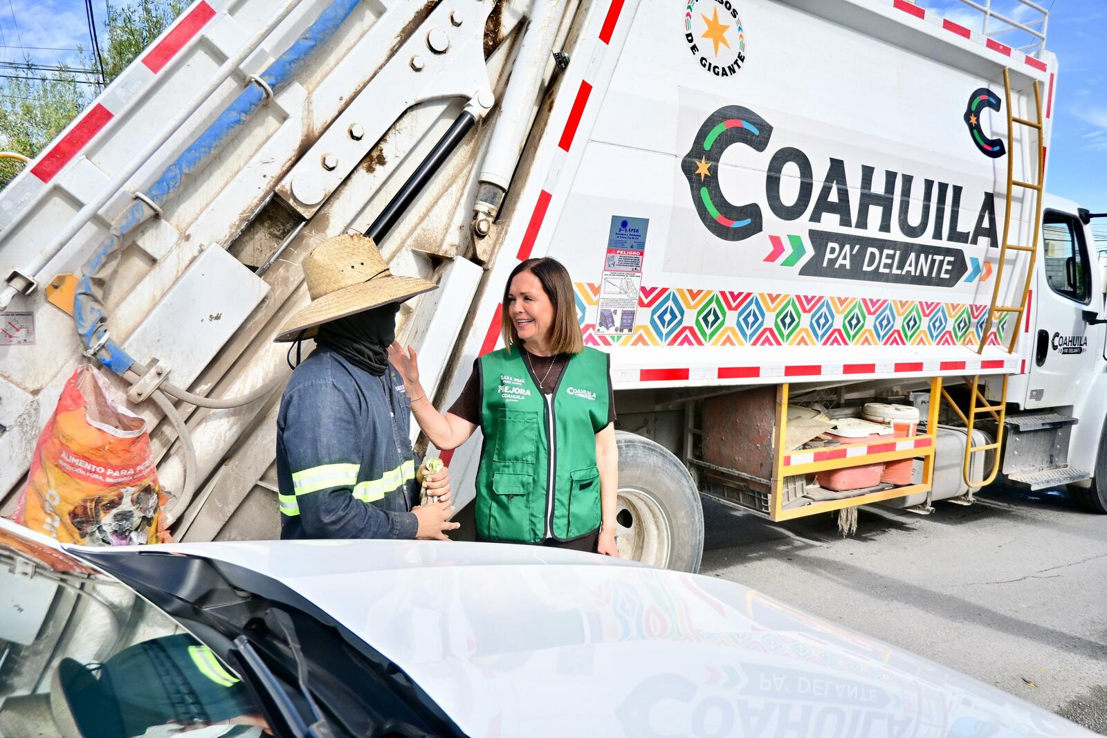 La alcaldesa recorrió los sectores para verificar el trabajo de las cuadrillas y camiones recolectores y dar seguimiento a la atención en las colonias.