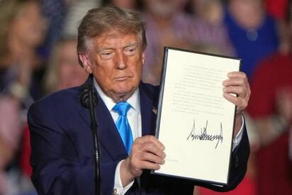 Trump firma orden ejecutiva para aplazar el impuesto al diésel rojo hasta fin de año