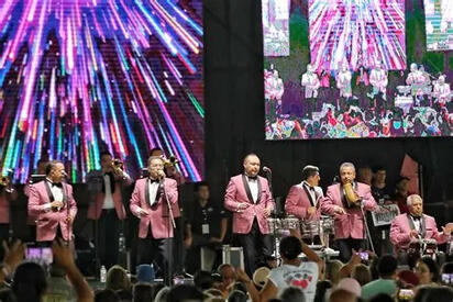 Entre “Cabaretera” y “La Boa”, así homenajearon a la Sonora Santanera