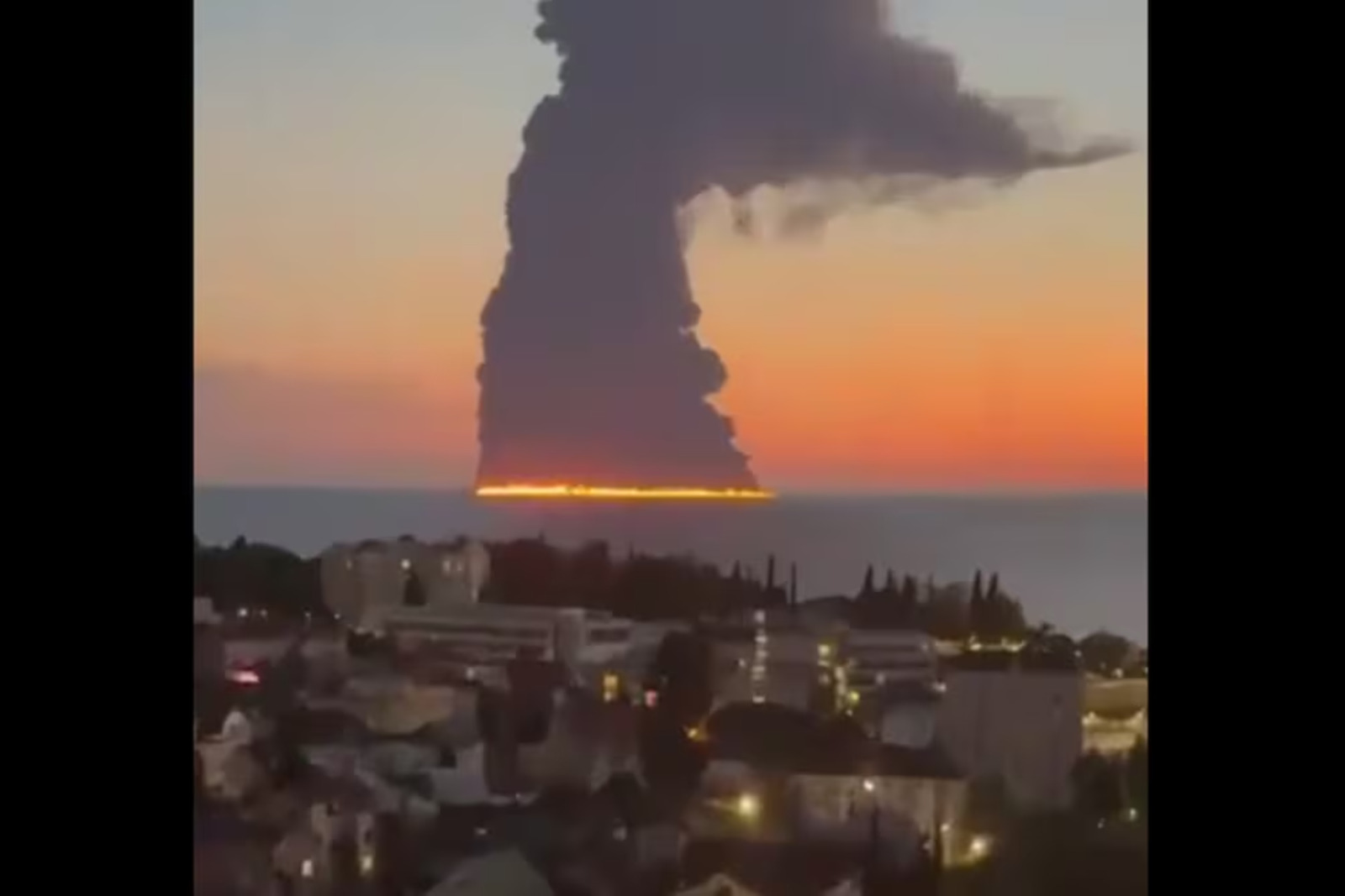 Petrolero arde frente a las costas de Rusia tras un presunto ataque con drones