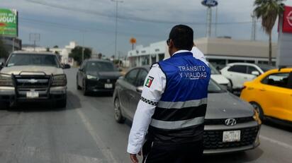 Agentes pedestres fortalecen la seguridad vial en cruceros de Torreón
