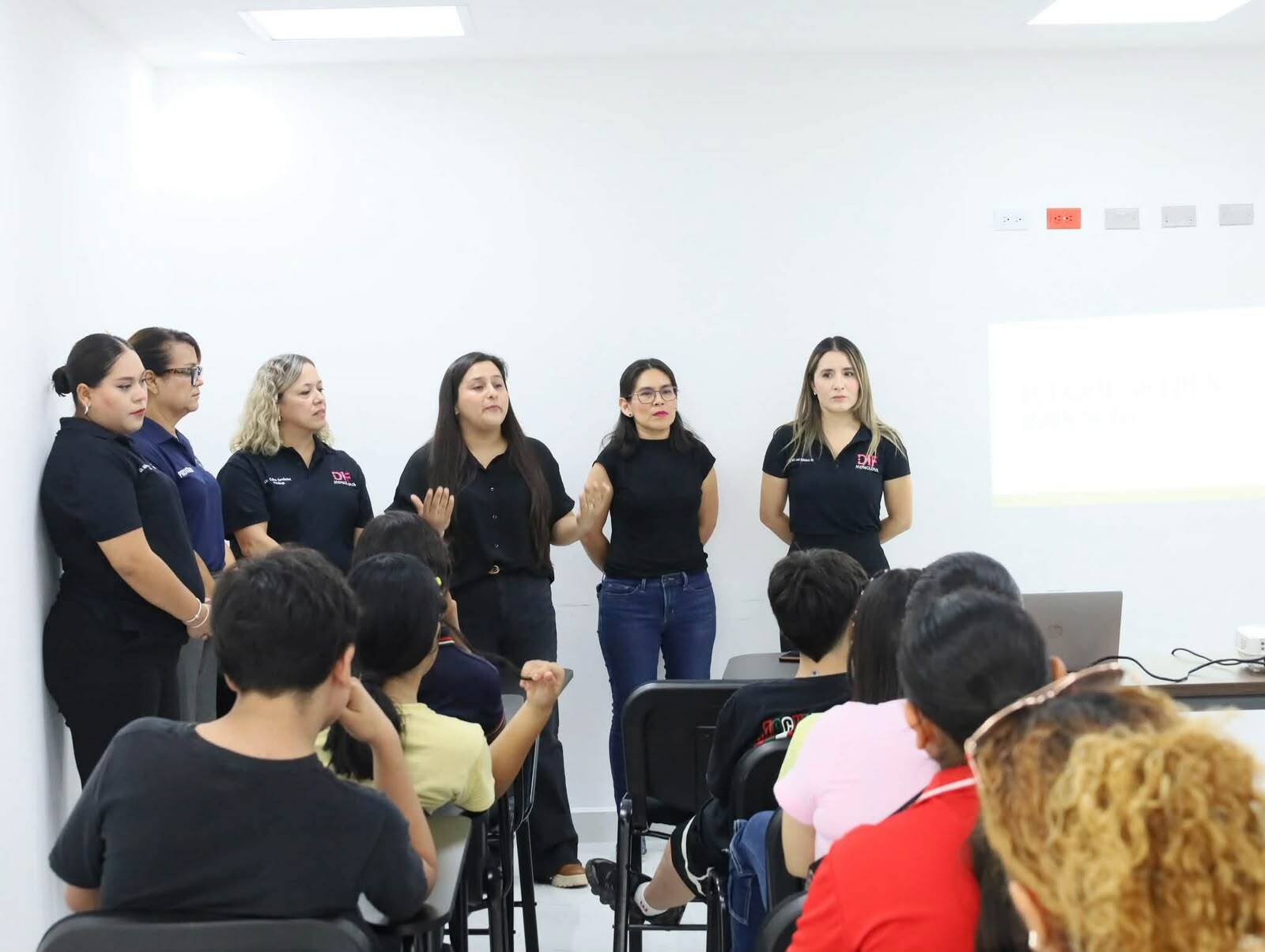 Durante el año, aproximadamente 10 a 15 alumnas se han acercado a la corporación para plantear dudas relacionadas con situaciones de violencia.  La Policía