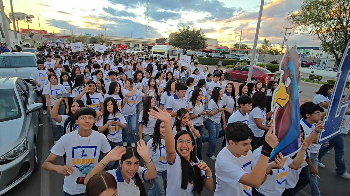 Cientos de universitarios llenan de fiesta las calles de Piedras Negras