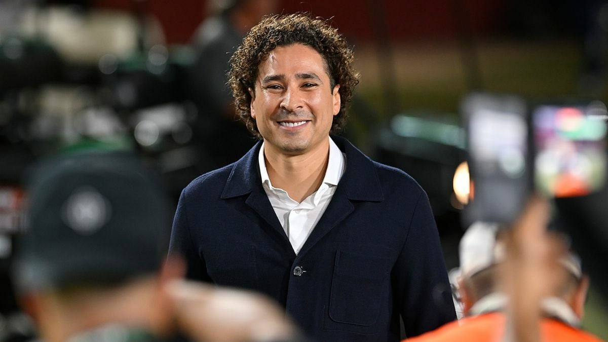 Guillermo Ochoa recibe homenaje en el Memorial Coliseum antes del México vs Chile