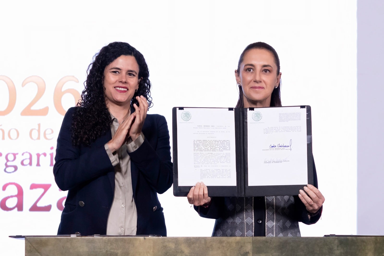 Sheinbaum firma reforma sobre nacionalidad única para candidatos