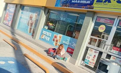 Auxilian a joven desorientada localizada afuera de un Oxxo