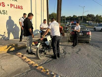Conductora invade carril y provoca choque contra motociclista en Monclova