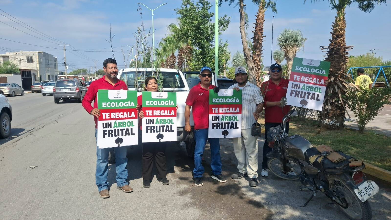 Llevan árboles a secundaria del ejido La Cruz