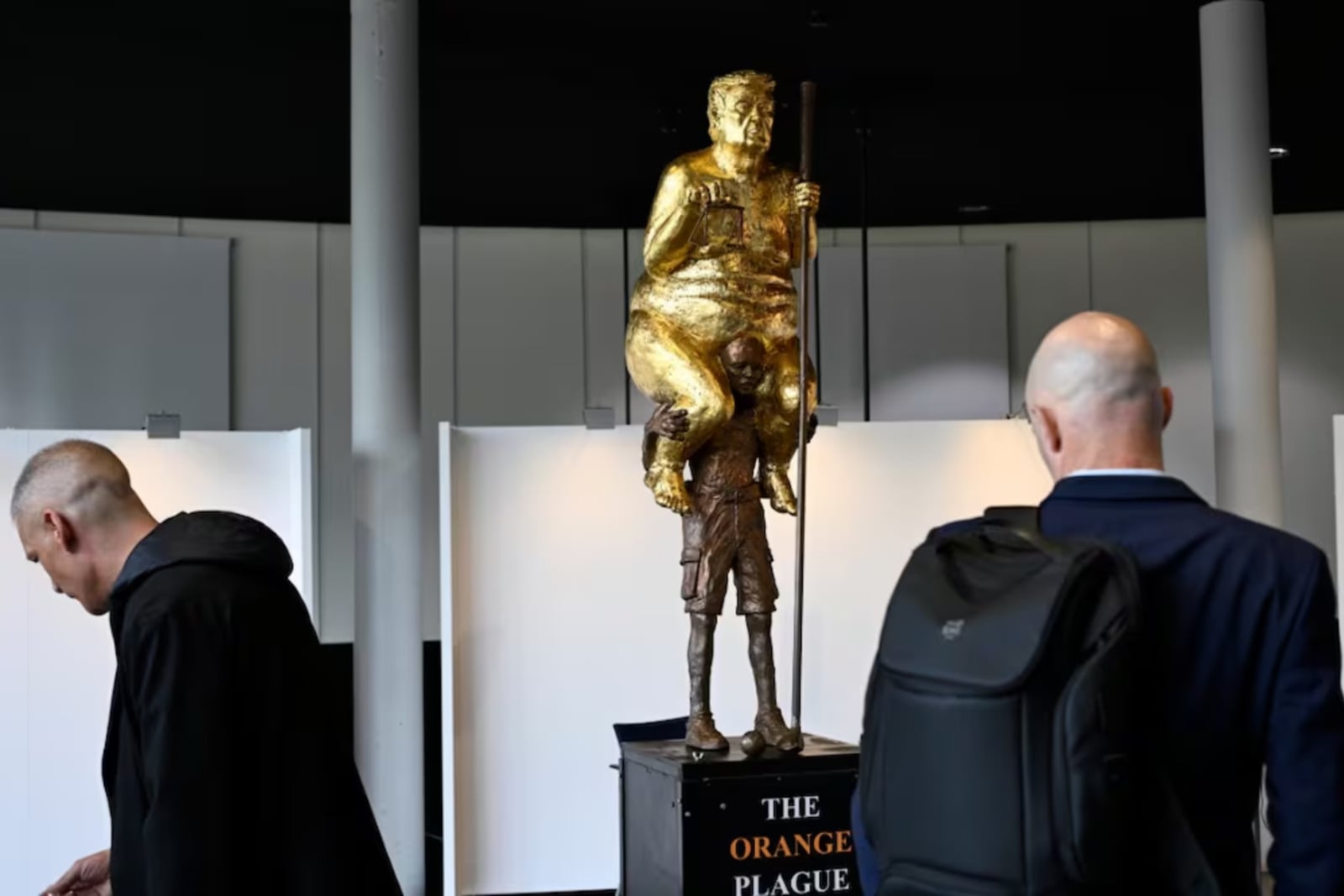 Eslovaquia pide retirar de inmediato escultura de Trump del Parlamento Europeo