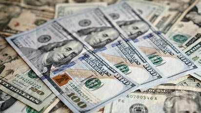 El peso perdió 1.22% frente al dólar tras conocerse señales de Banxico sobre posibles recortes de tasas, mientras la inflación mexicana repuntó en septiembre.