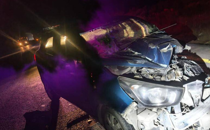 Taxista destroza su auto tras chocar en la carretera 57 en Arteaga