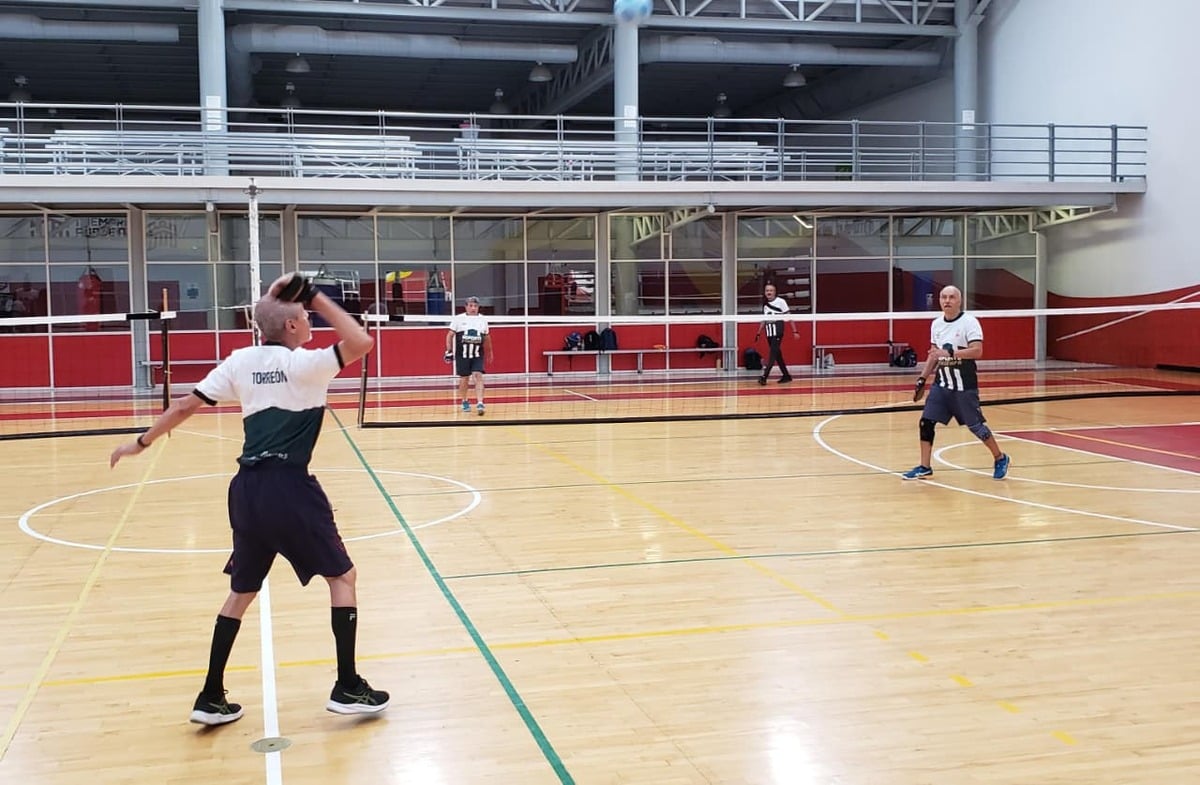 Pelota tarasca reúne a adultos mayores en La Jabonera