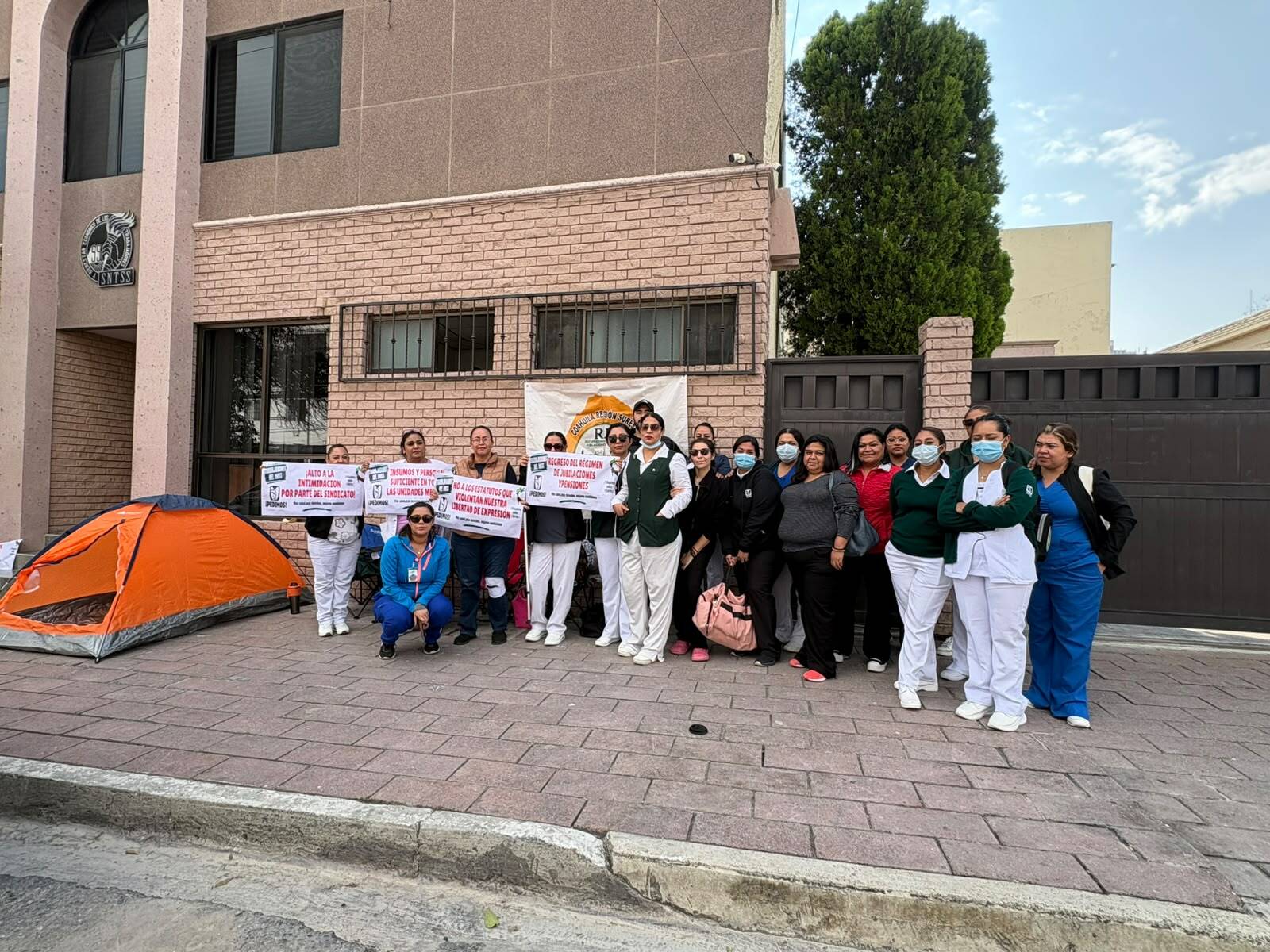 Trabajadores del IMSS en Saltillo se suman a protesta nacional