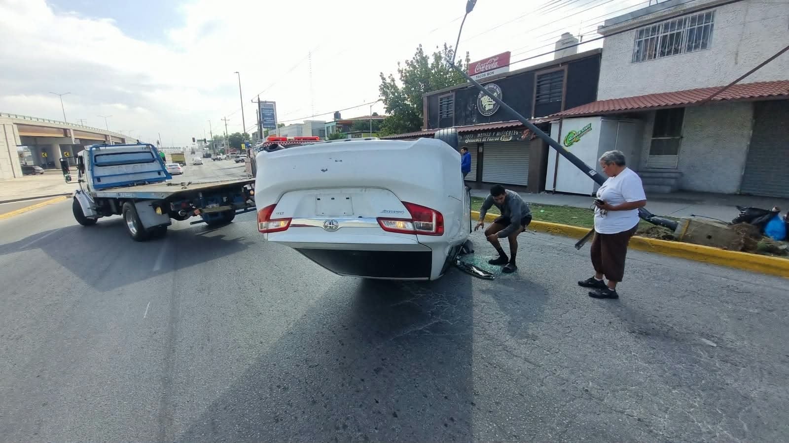 Vuelca automóvil tras derribar luminaria en Saltillo