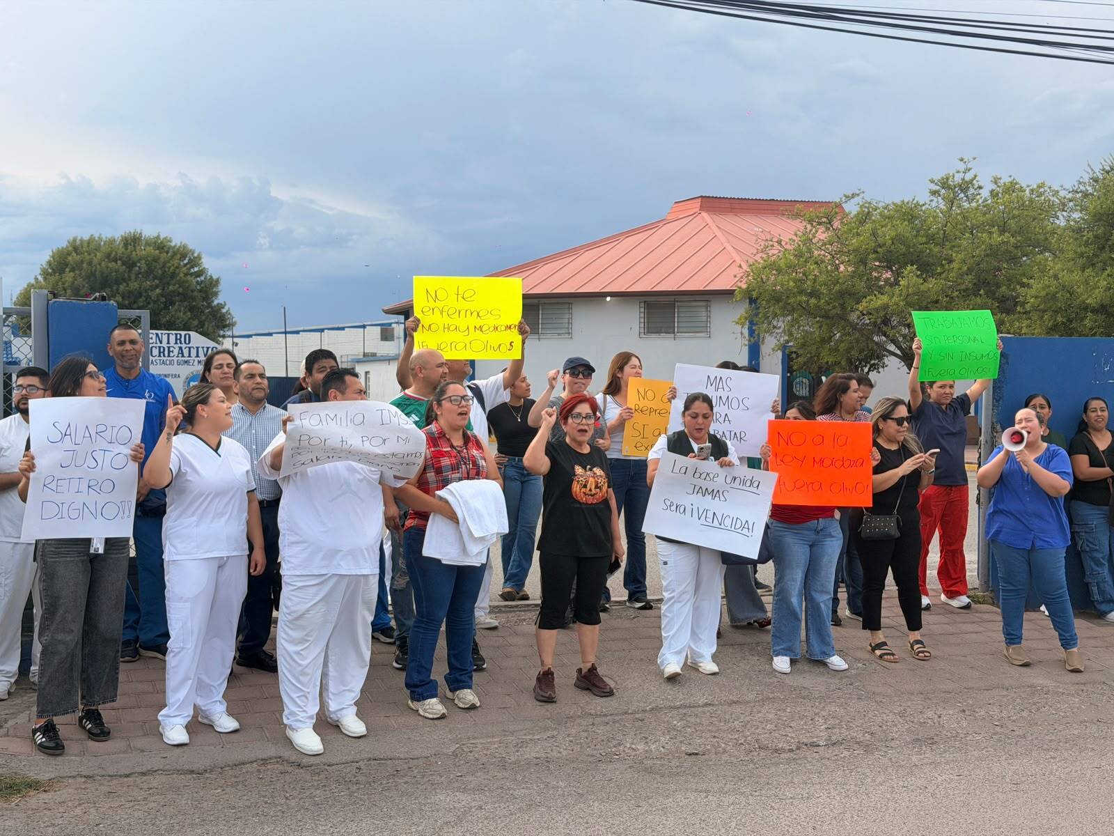Trabajadores del IMSS en Nueva Rosita exigen insumos y salarios dignos