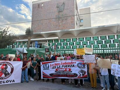 Cerca de 200 trabajadores del IMSS marcharon en Monclova contra aumentos salariales insuficientes y jubilaciones precarias.  “¡Sindicato entiende, la base
