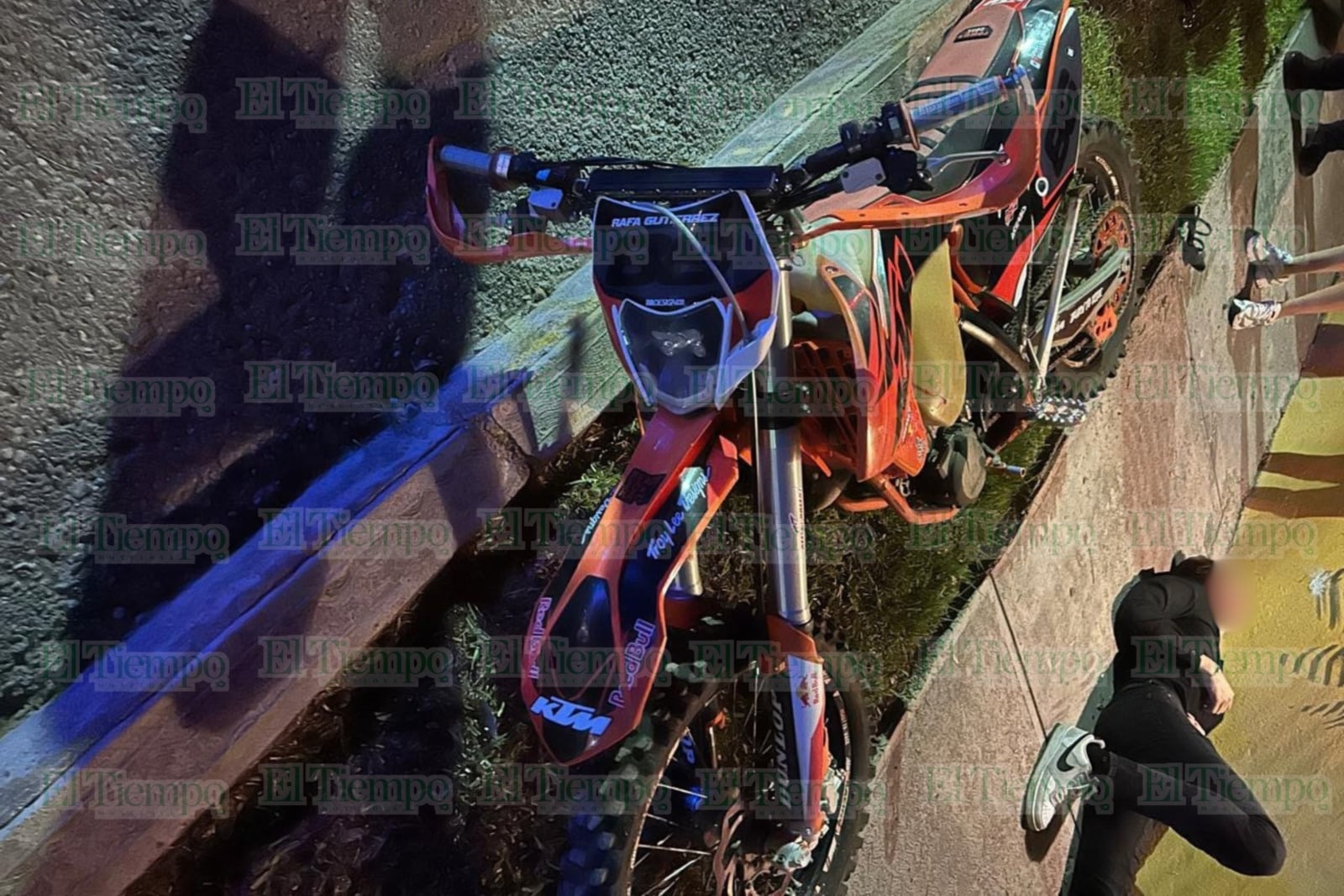 Derrapan en motocicleta y terminan lesionados en la colonia Guadalupe