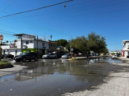 Reportan drenaje colapsado en la colonia Año 2000; vecinos piden atención al SIMAS