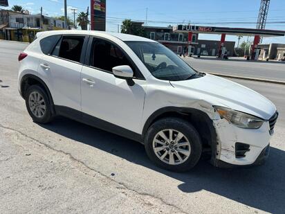 Persiguen a conductora tras choque y ubican camioneta en un domicilio
