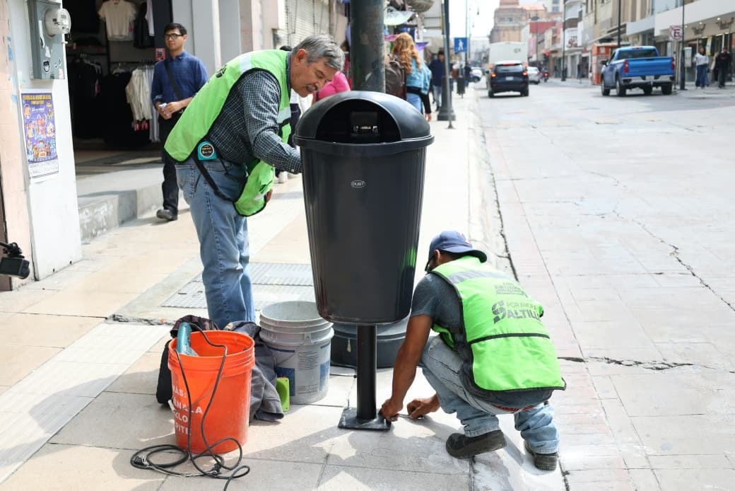Instalan contenedores de basura en la Zona Centro de Saltillo