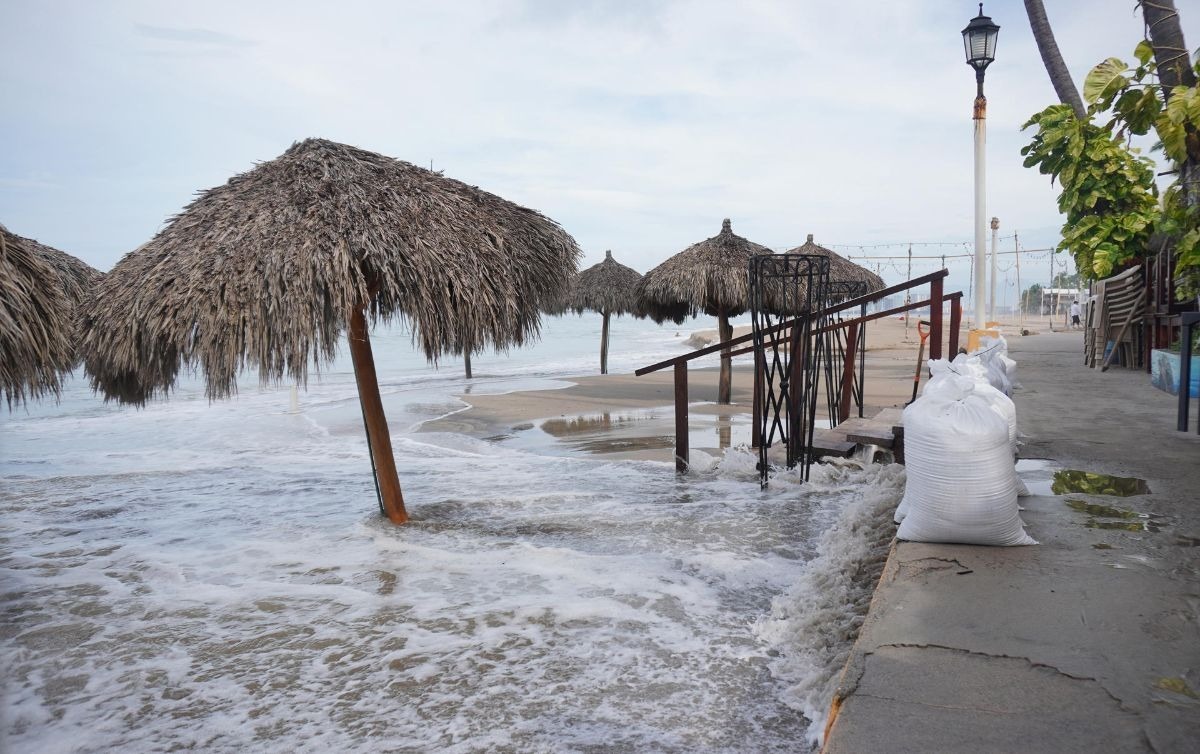 Puerto Vallarta cierra sus playas ante la proximidad del huracán Simón
