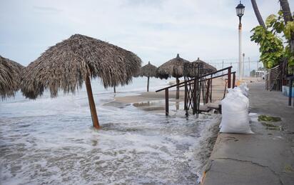 Puerto Vallarta restringe el acceso a sus playas ante el riesgo por el oleaje.  Ante la proximidad del huracán Simón a las costas de Jalisco,