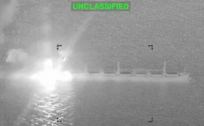 Estados Unidos atacó un buque comercial en el golfo de Omán.  El Comando Central estadounidense informó que bombardeó la popa de una embarcación