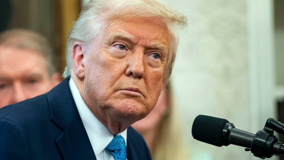 Trump pidió un cambio de liderazgo en Ucrania y cuestionó la postura de Zelenski ante las negociaciones de paz.  El presidente de Estados Unidos, Donald Trump,