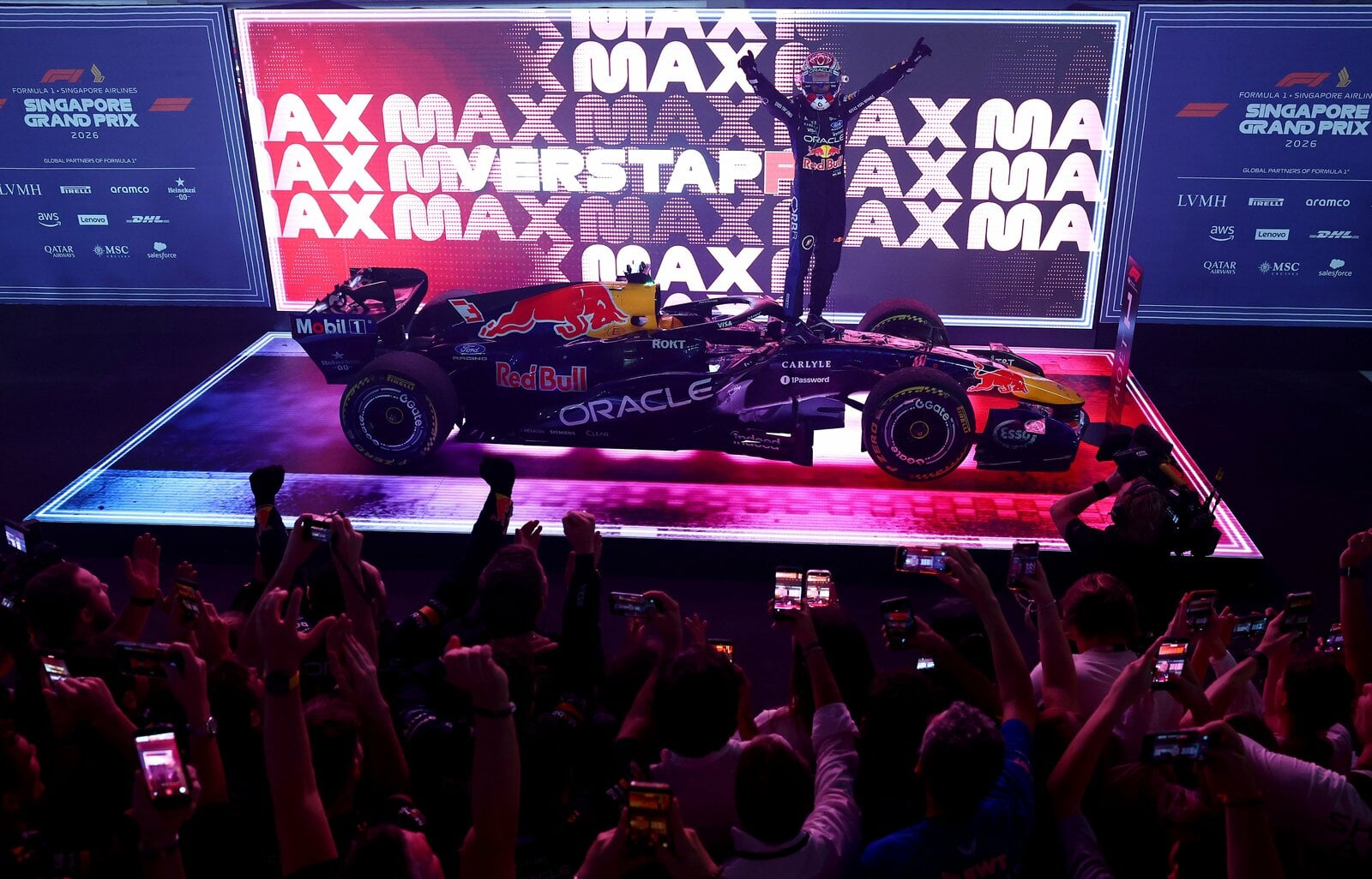 Max Verstappen conquista Singapur y Checo Pérez termina en el lugar 17