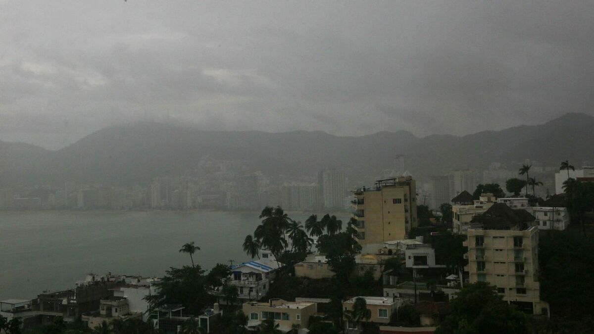 Aeropuerto de Manzanillo suspende vuelos por huracán Simón