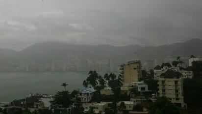 El huracán Simón prolongó la suspensión de operaciones en el aeropuerto de Manzanillo hasta las 14:00 horas del domingo, ante las condiciones meteorológicas