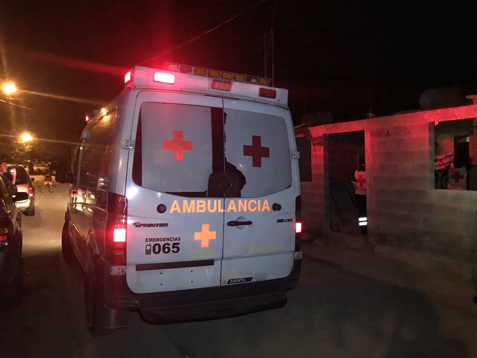 Mujer termina hospitalizada tras caer al pavimento en la colonia Cumbres