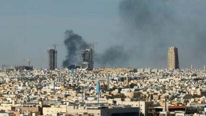 COMUNICADO La Secretaría de Relaciones Exteriores pidió a los mexicanos en Arabia Saudita seguir alertas oficiales, evitar aeropuertos y permanecer en lugares seguros.